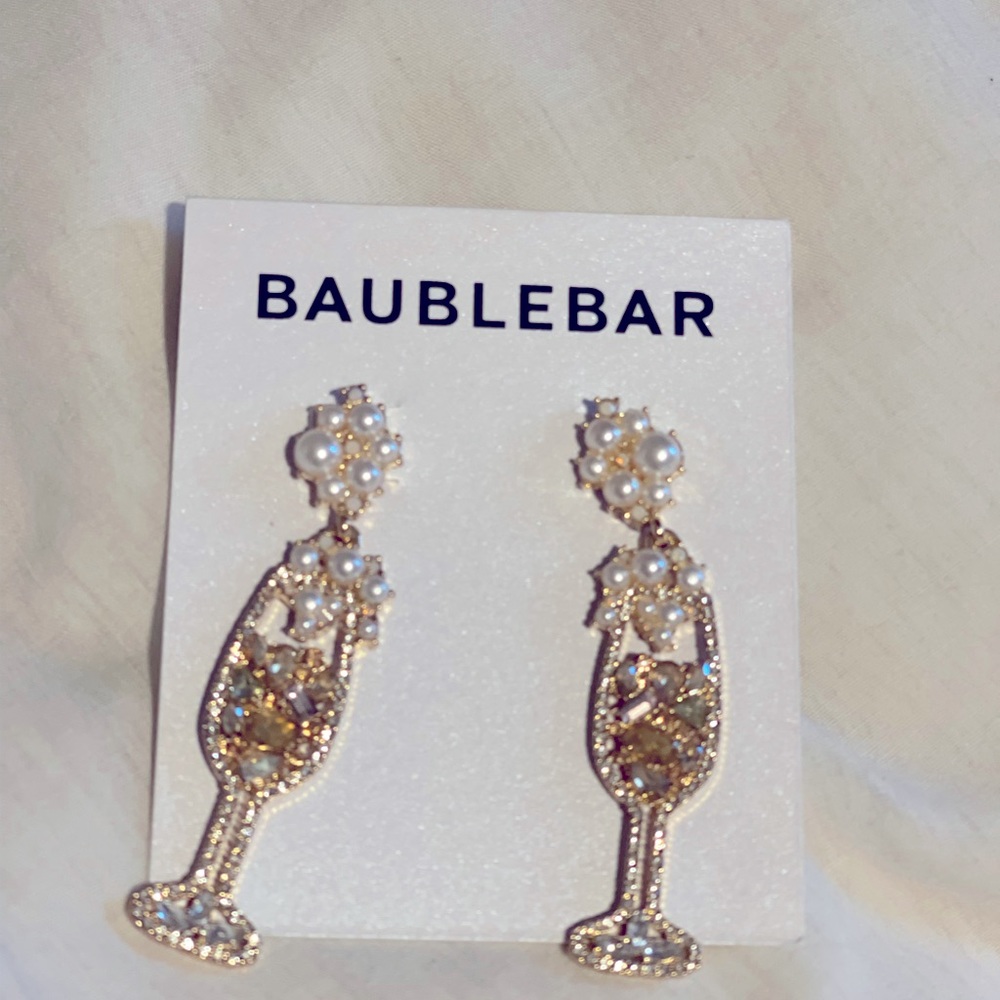 Fun champagne earrings 🍾